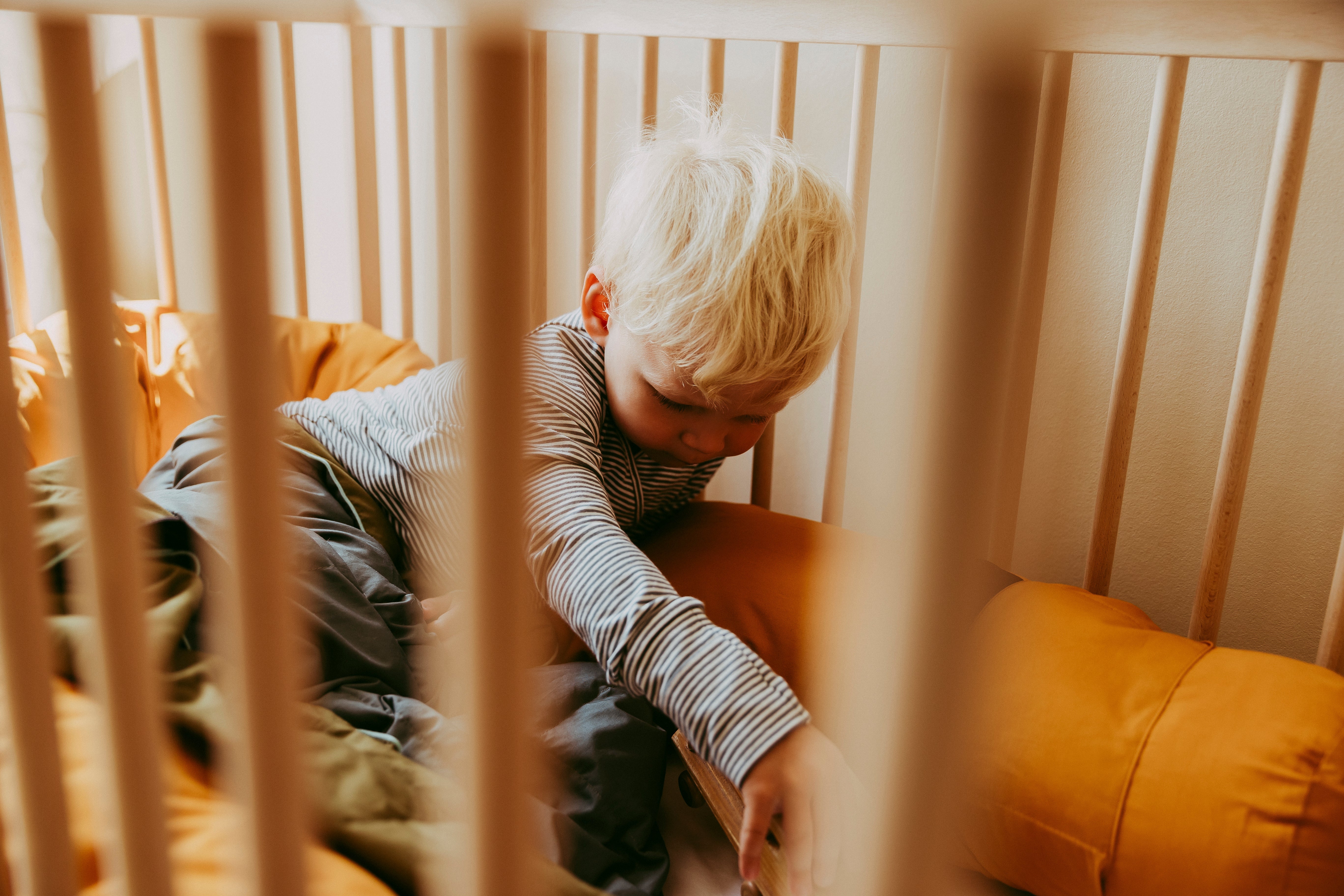 Sådan leger du dig til bedre søvn hos dit barn